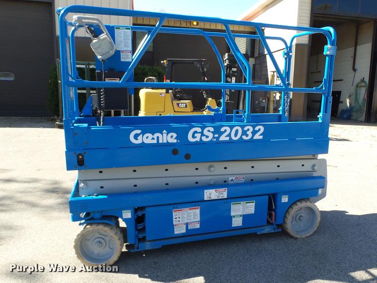 image for item K1430 1999 Genie GS2032 scissor lift