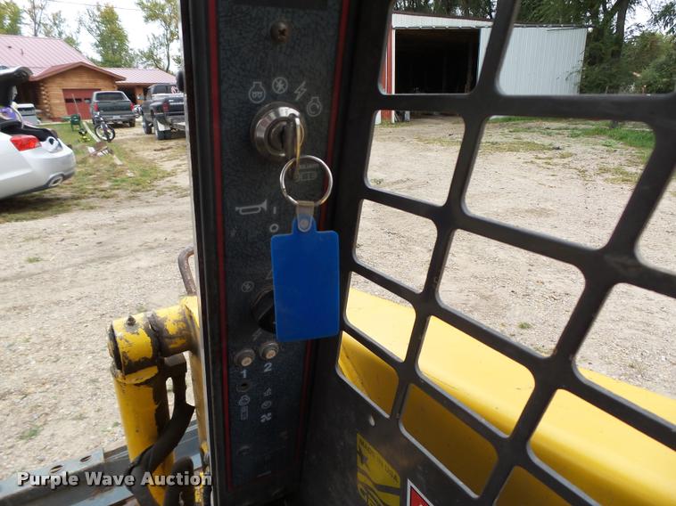 image for item K1450 2000 Gehl SL4635 skid steer