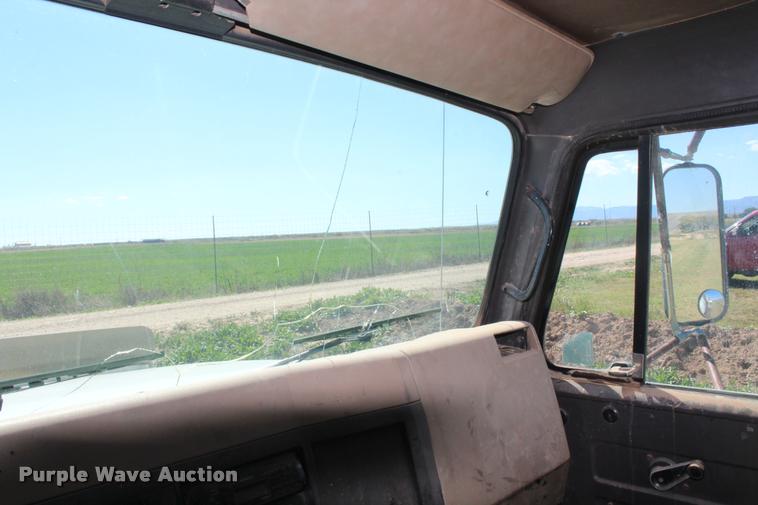 image for item K1916 1994 International 4700LP flatbed truck with environmental drill