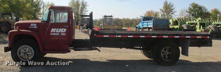 image for item K4240 1974 International Loadstar 1700 flatbed truck