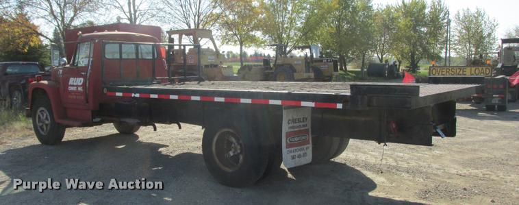 image for item K4240 1974 International Loadstar 1700 flatbed truck