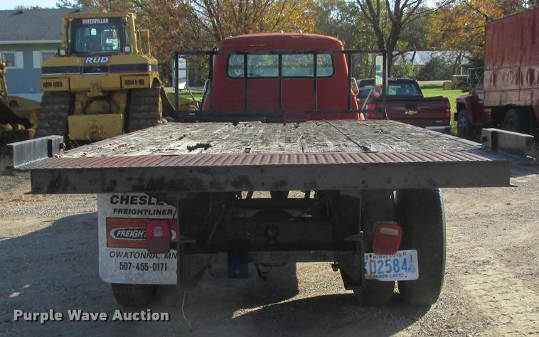 image for item K4240 1974 International Loadstar 1700 flatbed truck