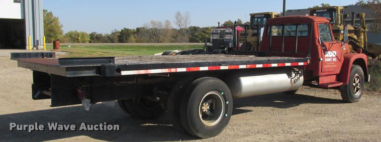 image for item K4240 1974 International Loadstar 1700 flatbed truck