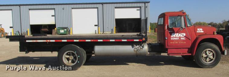 image for item K4240 1974 International Loadstar 1700 flatbed truck