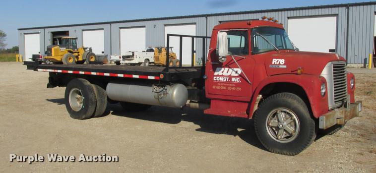 image for item K4240 1974 International Loadstar 1700 flatbed truck
