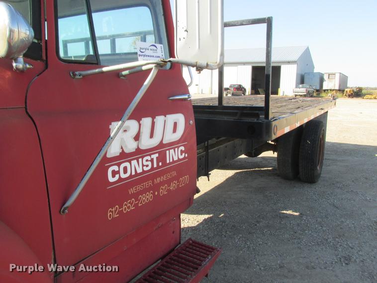 image for item K4240 1974 International Loadstar 1700 flatbed truck