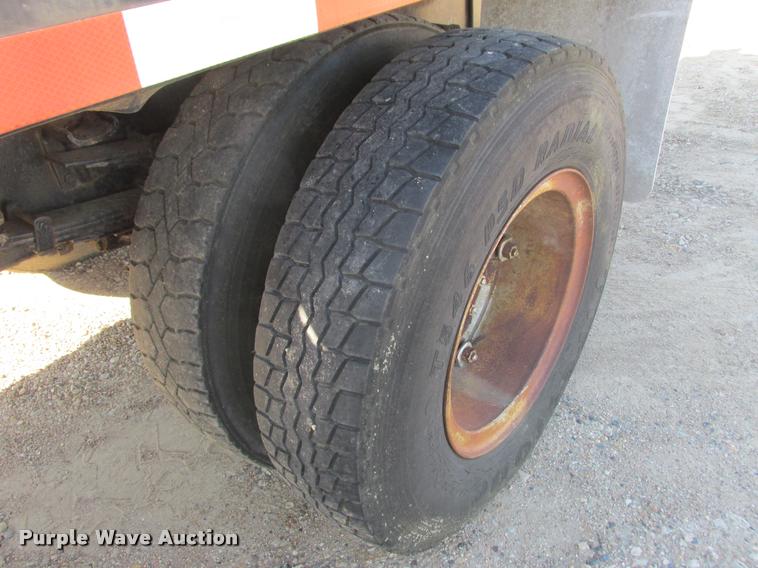 image for item K4240 1974 International Loadstar 1700 flatbed truck