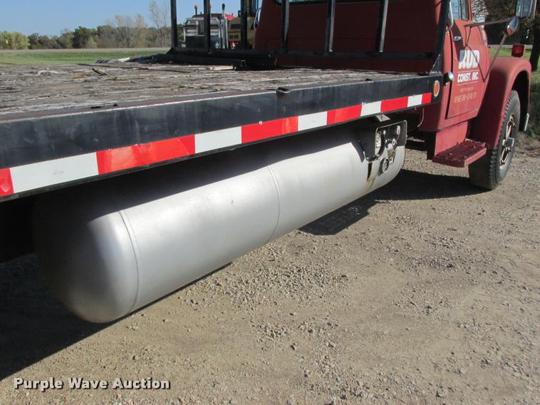 image for item K4240 1974 International Loadstar 1700 flatbed truck