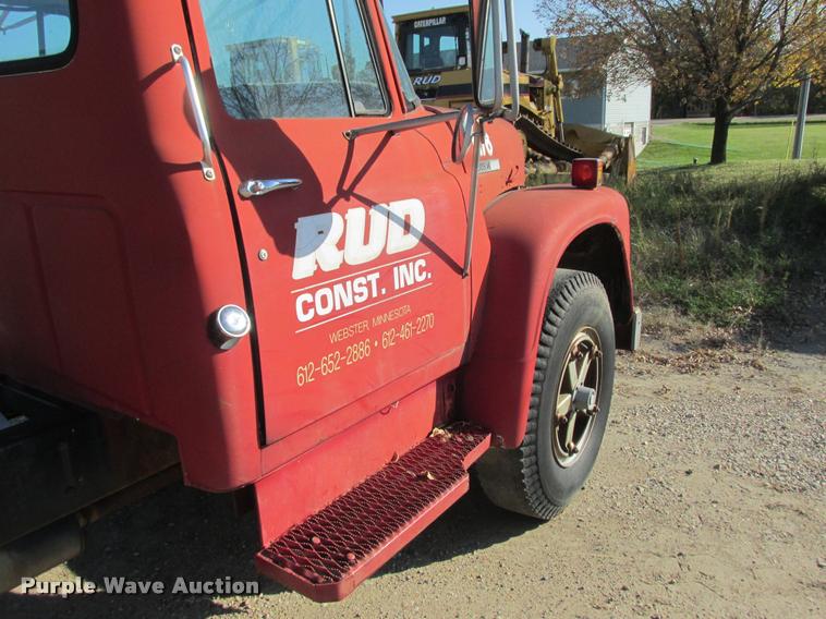 image for item K4240 1974 International Loadstar 1700 flatbed truck