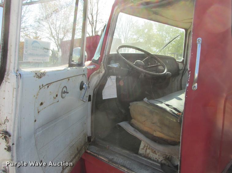 image for item K4240 1974 International Loadstar 1700 flatbed truck