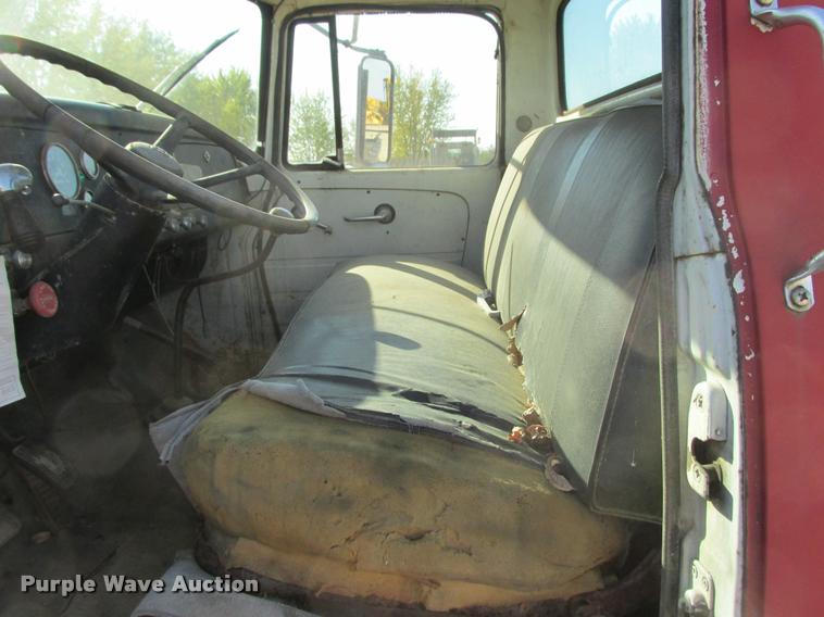 image for item K4240 1974 International Loadstar 1700 flatbed truck