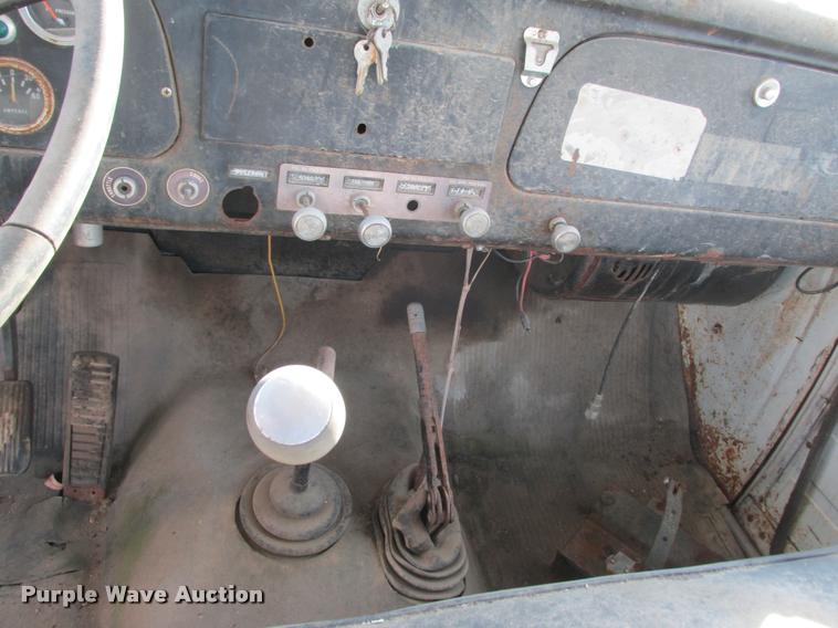 image for item K4240 1974 International Loadstar 1700 flatbed truck