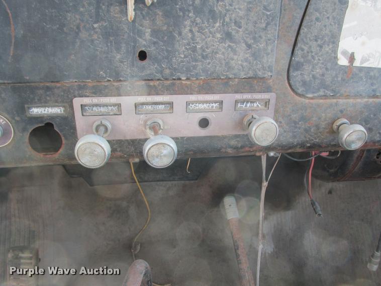 image for item K4240 1974 International Loadstar 1700 flatbed truck