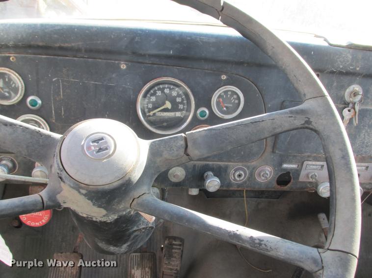 image for item K4240 1974 International Loadstar 1700 flatbed truck