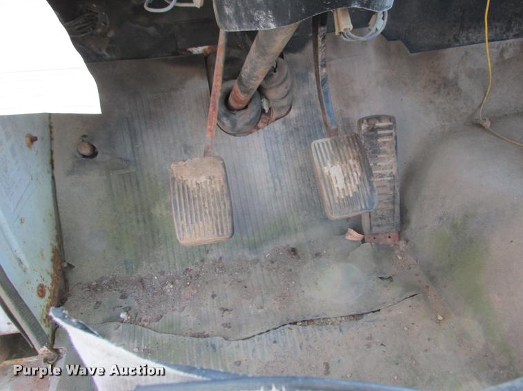 image for item K4240 1974 International Loadstar 1700 flatbed truck