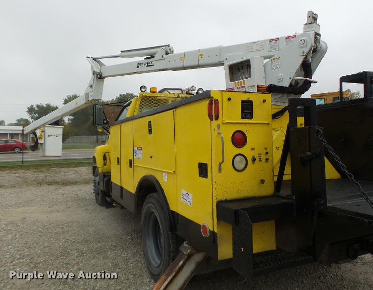 image for item K5663 2001 Chevrolet C6500 bucket truck