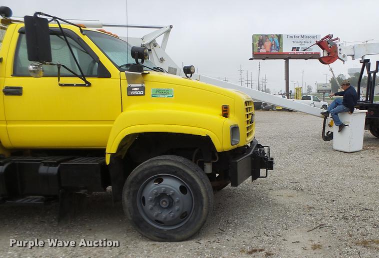 image for item K5663 2001 Chevrolet C6500 bucket truck
