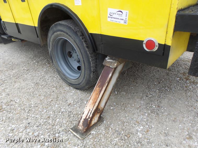 image for item K5663 2001 Chevrolet C6500 bucket truck