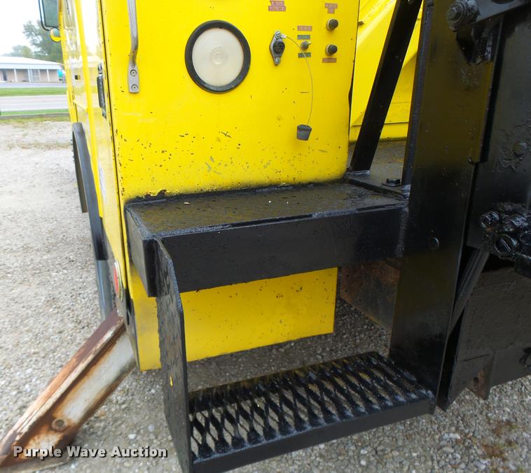 image for item K5663 2001 Chevrolet C6500 bucket truck