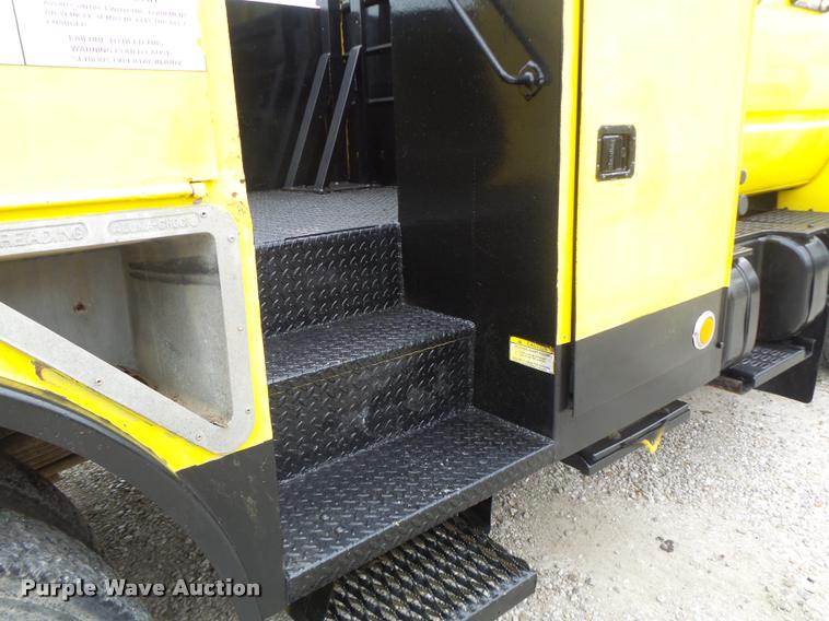 image for item K5663 2001 Chevrolet C6500 bucket truck