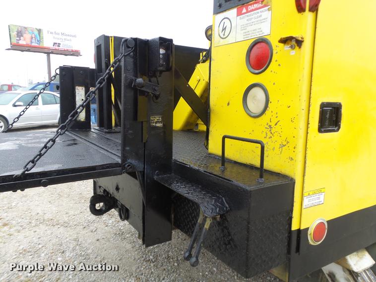 image for item K5663 2001 Chevrolet C6500 bucket truck