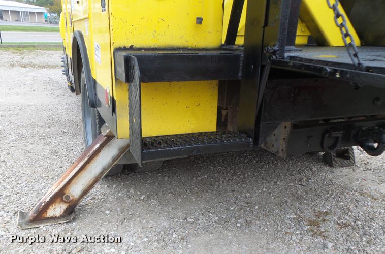 image for item K5663 2001 Chevrolet C6500 bucket truck