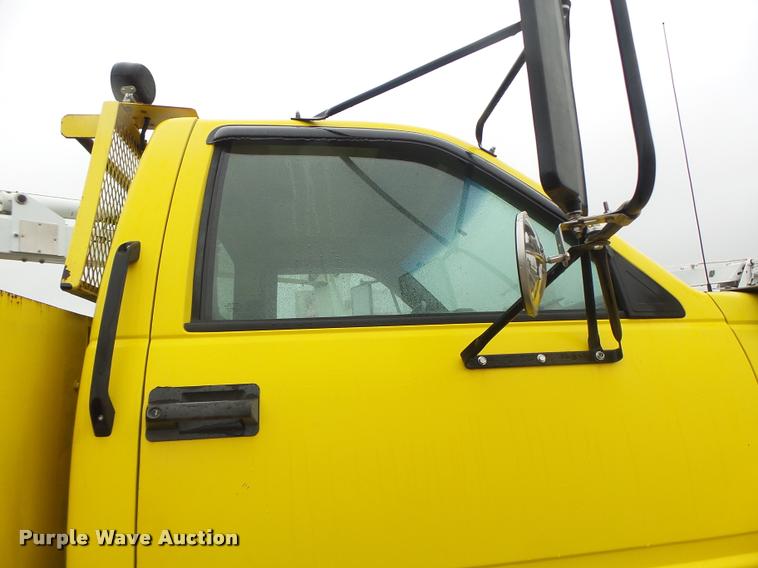 image for item K5663 2001 Chevrolet C6500 bucket truck
