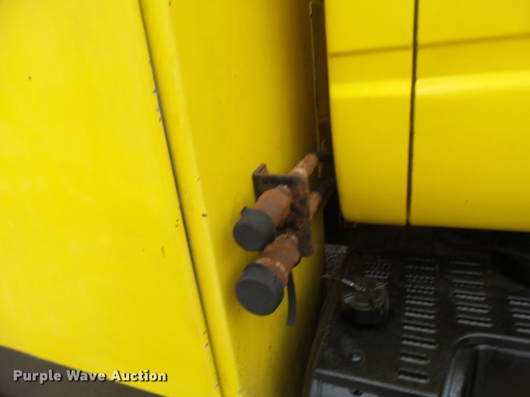 image for item K5663 2001 Chevrolet C6500 bucket truck