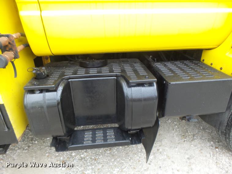 image for item K5663 2001 Chevrolet C6500 bucket truck