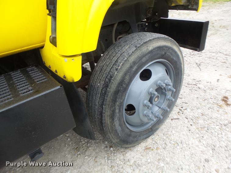 image for item K5663 2001 Chevrolet C6500 bucket truck