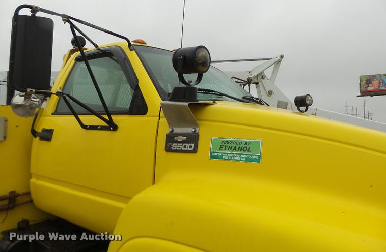 image for item K5663 2001 Chevrolet C6500 bucket truck