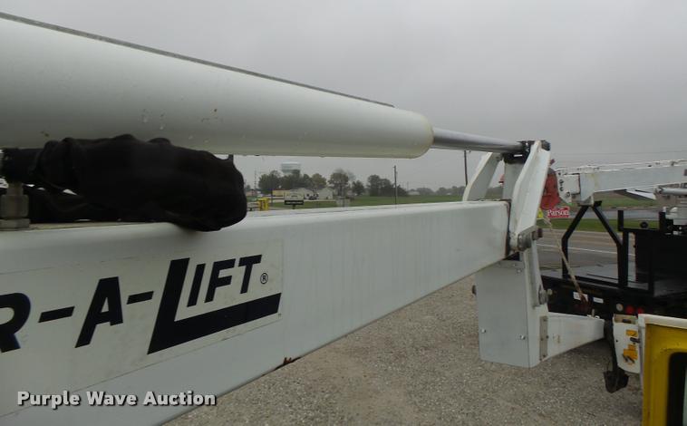 image for item K5663 2001 Chevrolet C6500 bucket truck