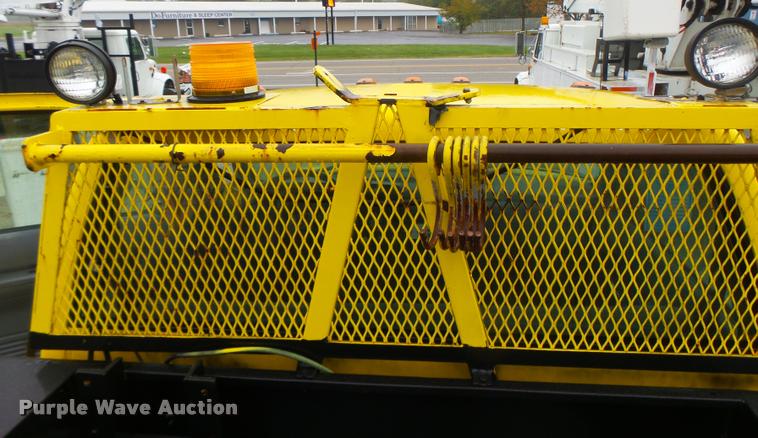 image for item K5663 2001 Chevrolet C6500 bucket truck