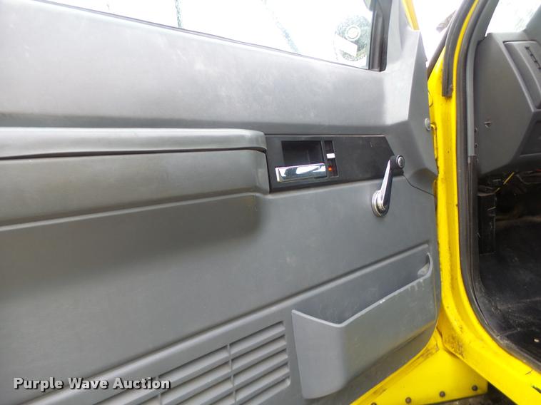 image for item K5663 2001 Chevrolet C6500 bucket truck