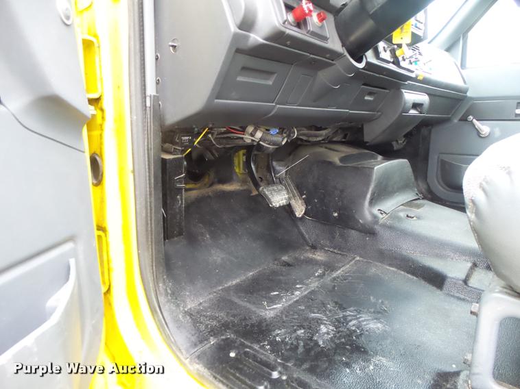 image for item K5663 2001 Chevrolet C6500 bucket truck