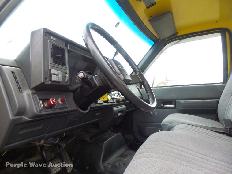 image for item K5663 2001 Chevrolet C6500 bucket truck