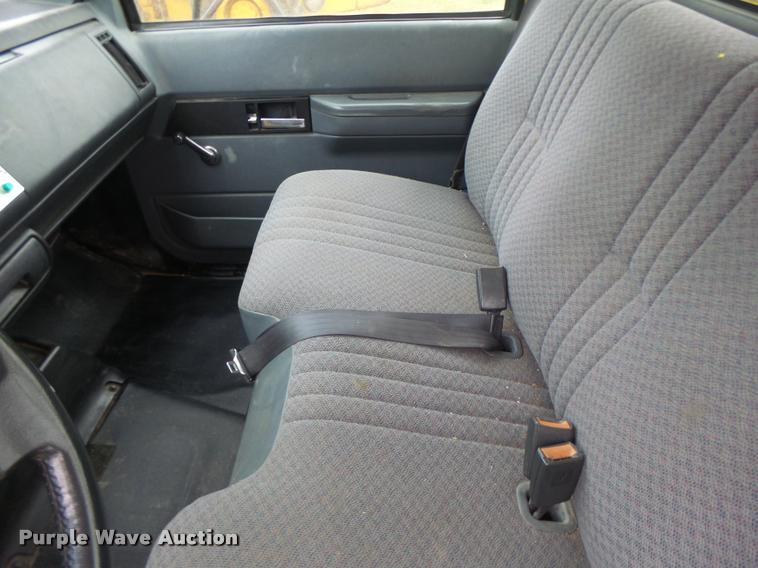 image for item K5663 2001 Chevrolet C6500 bucket truck