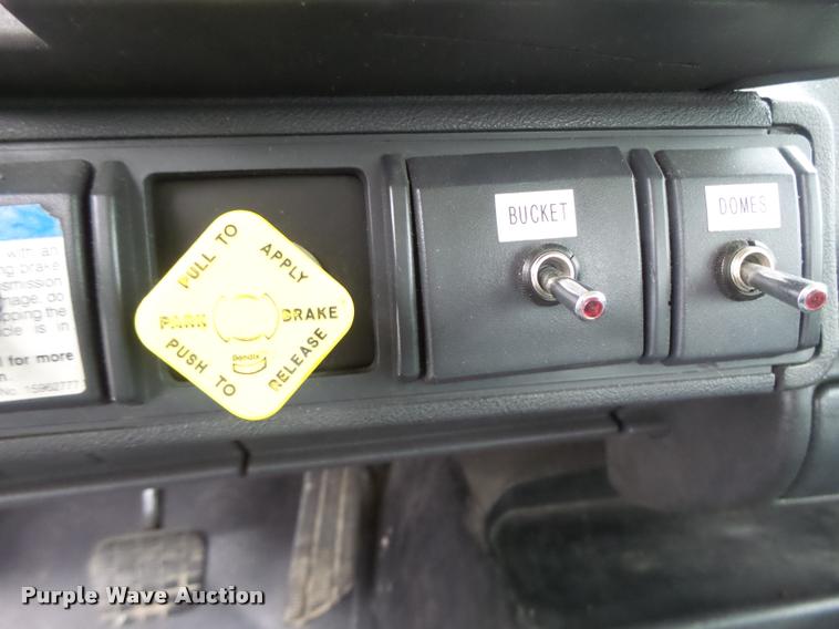 image for item K5663 2001 Chevrolet C6500 bucket truck