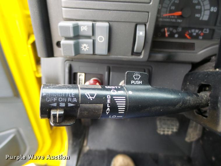 image for item K5663 2001 Chevrolet C6500 bucket truck