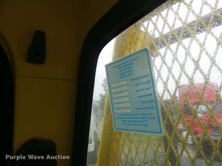 image for item K5663 2001 Chevrolet C6500 bucket truck