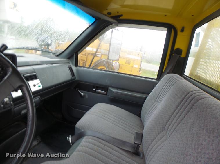 image for item K5663 2001 Chevrolet C6500 bucket truck