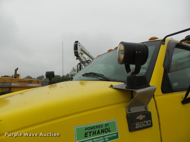 image for item K5663 2001 Chevrolet C6500 bucket truck