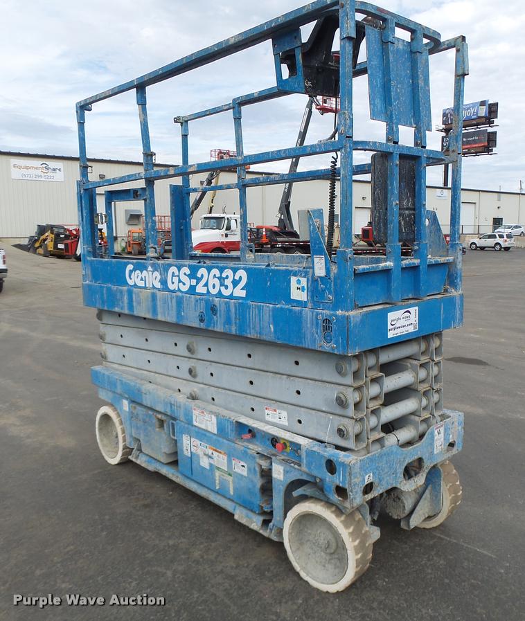 image for item K5666 2004 Genie 2632 scissor lift