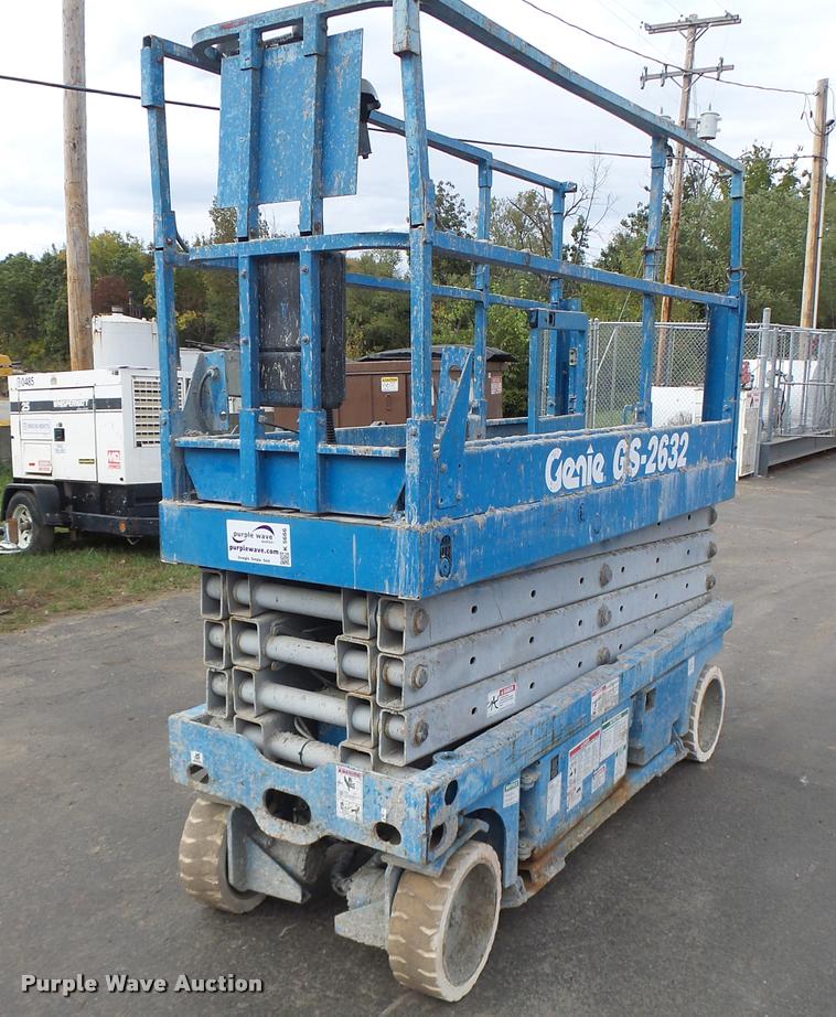 image for item K5666 2004 Genie 2632 scissor lift