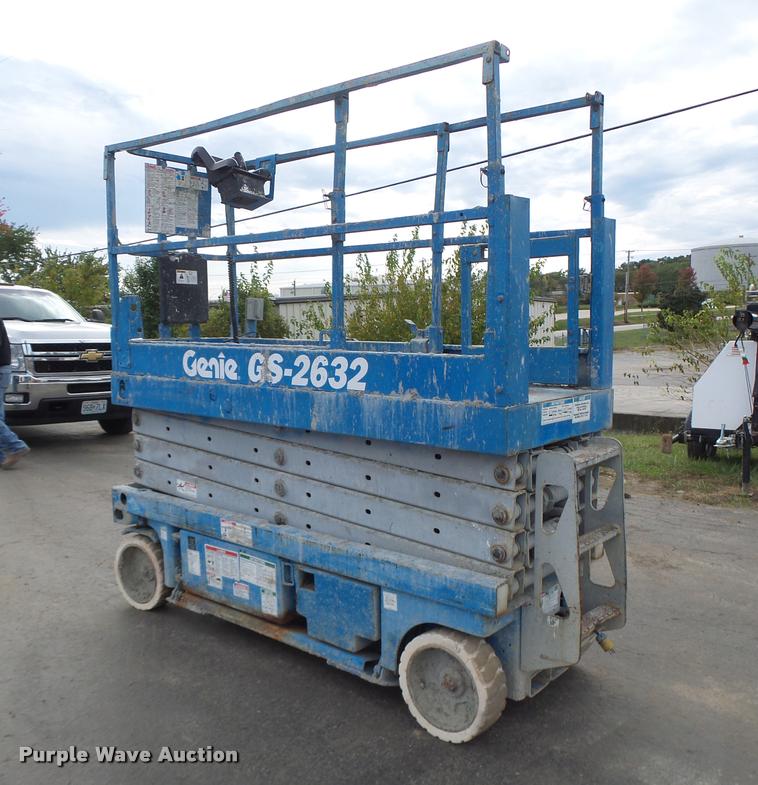 image for item K5666 2004 Genie 2632 scissor lift