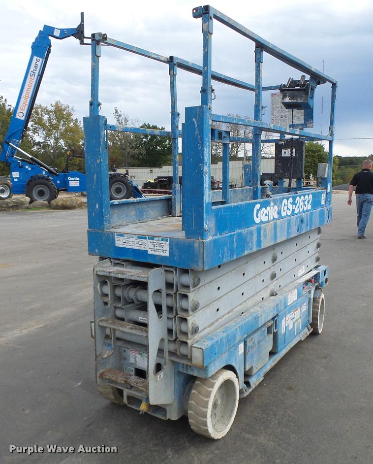 image for item K5666 2004 Genie 2632 scissor lift