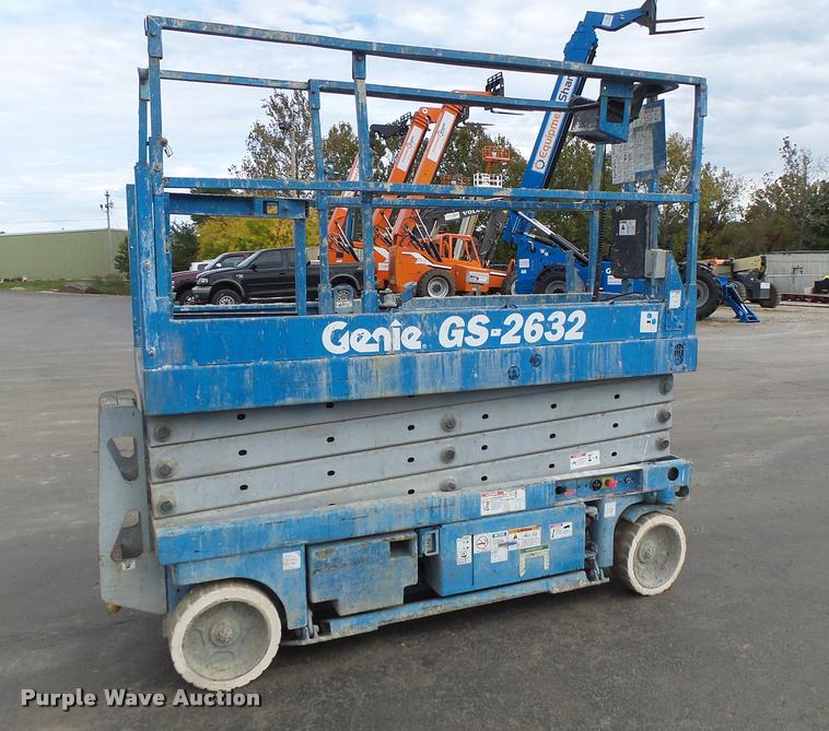 image for item K5666 2004 Genie 2632 scissor lift