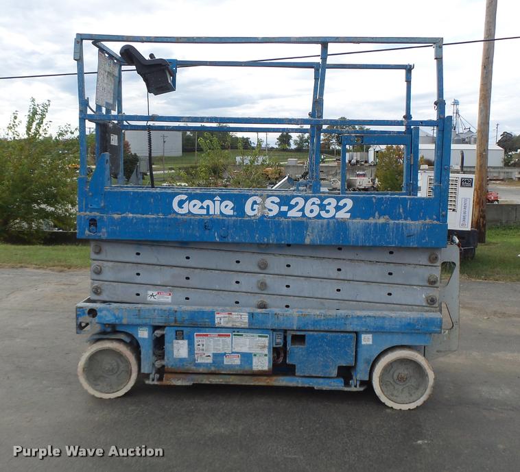 image for item K5666 2004 Genie 2632 scissor lift