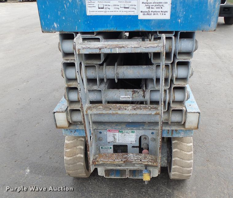 image for item K5666 2004 Genie 2632 scissor lift