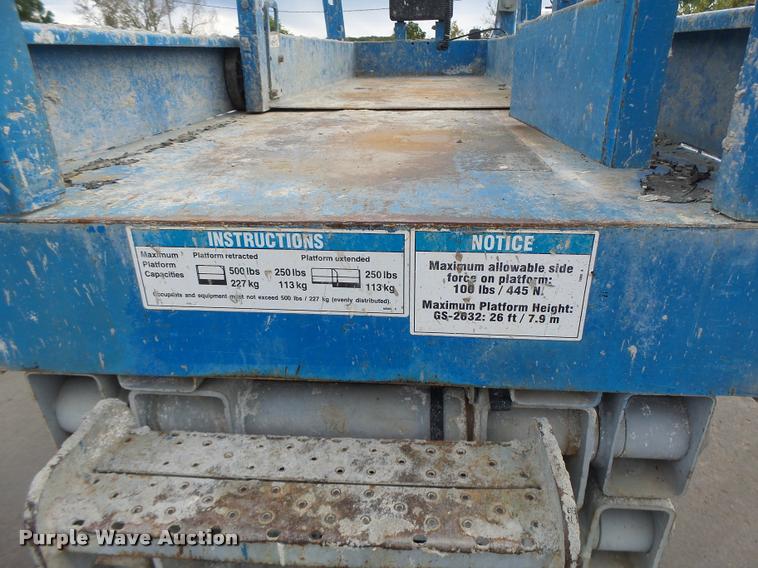 image for item K5666 2004 Genie 2632 scissor lift